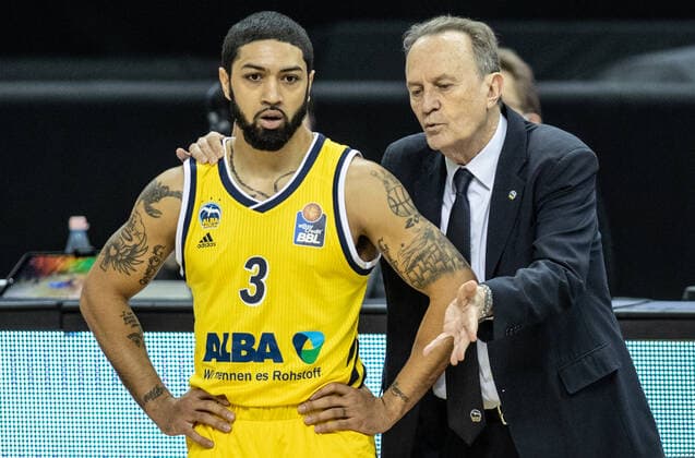 28.03.21, Berlin, Basketball, 1. Bundesliga, easyCredit BBL, Hauptrunde, 25.Spieltag, Mercedes Benz Arena: ALBA Berlin - Syntainics MBC. ALBAs Peyton Siva (l) steht neben seinem Head Coach Aito Garcia Reneses am Rand des Courts. ALBA Berlin - Syntainics MBC