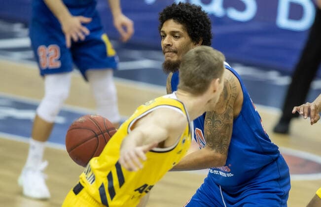 28.03.21, Berlin, Basketball, 1. Bundesliga, easyCredit BBL, Hauptrunde, 25.Spieltag, Mercedes Benz Arena: ALBA Berlin - Syntainics MBC. ALBAs Niels Giffey (l) kaempft gegen Deron Washington von Mitteldeutscher BC um den Ball. ALBA Berlin - Syntainics MBC