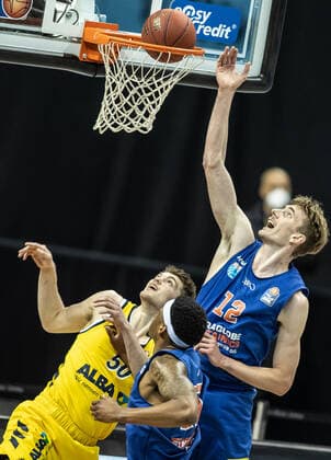 28.03.21, Berlin, Basketball, 1. Bundesliga, easyCredit BBL, Hauptrunde, 25.Spieltag, Mercedes Benz Arena: ALBA Berlin - Syntainics MBC. Philipp Hartwich (r) von Mitteldeutscher BC legt den Ball in den Korb gegen ALBAs Ben Lammers (l). ALBA Berlin - Syntainics MBC