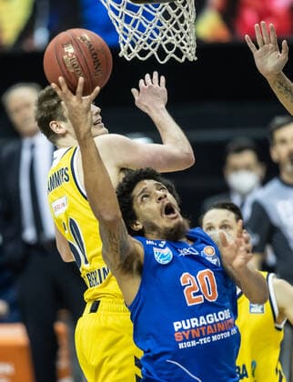 28.03.21, Berlin, Basketball, 1. Bundesliga, easyCredit BBL, Hauptrunde, 25.Spieltag, Mercedes Benz Arena: ALBA Berlin - Syntainics MBC. Deron Washington von Mitteldeutscher BC springt zum Korb gegen ALBAs Ben Lammers (l). ALBA Berlin - Syntainics MBC