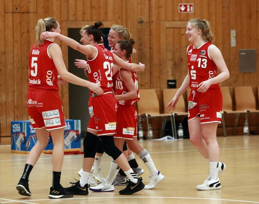 Wasserburg, Badria Halle,28.03.21, playoff Viertelfinale, 1. Spiel, Basketball, 1. Bundesliga Damen, TSV 1880 Wasserburg vs Giro Live Panthers Osnabrueck im Bild Osnabruecker Freude nach dem Soieg Copyright: HMBxMediax xHeikoxBecker