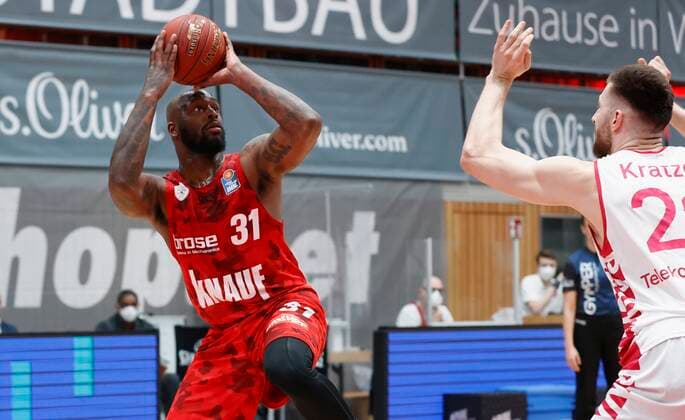 28.03.2021, Basketball, BBL 2020 2021, 25. Spieltag, s.Oliver Wuerzburg - Telekom Baskets Bonn, GER, Wuerzburg, s.Oliver Arena, Bild: v. li. Murphy Holloway (s.Oliver Wuerzburg) und Leon Kratzer (Telekom Baskets Bonn) Copyright: HMBxMedia xHeikoxBecker