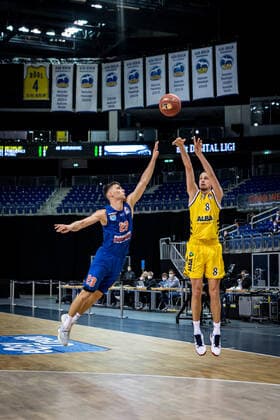 Basketball Berlin 28.03.2021 Saison 2020 2021 easyCredit BBL 1. Bundesliga Alba Berlin - SYNTAINICS MBC Weißenfels Marcus Eriksson (Alba Berlin, No.08) Michal Michalak (MBC, No.23)