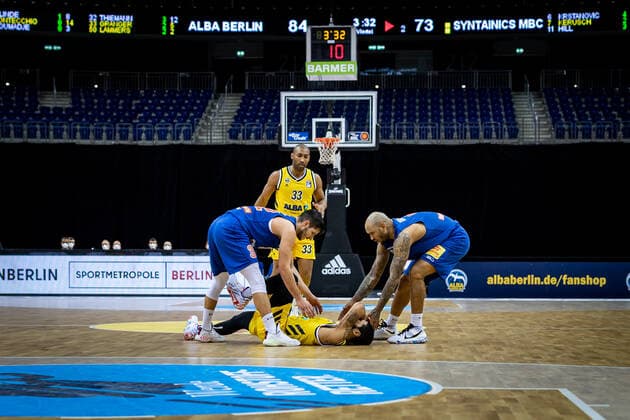 Sport Bilder des Tages Basketball Berlin 28.03.2021 Saison 2020 2021 easyCredit BBL 1. Bundesliga Alba Berlin - SYNTAINICS MBC Weißenfels Peyton Siva (Alba Berlin, No.03) verletzt am Boden Roko Rogic (MBC, No.32) Sergio Kerusch (MBC, No.07) Jayson Granger (Alba Berlin, No.33)
