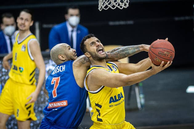Basketball Berlin 28.03.2021 Saison 2020 2021 easyCredit BBL 1. Bundesliga Alba Berlin - SYNTAINICS MBC Weißenfels Johannes Thiemann (Alba Berlin, No.32) Sergio Kerusch (MBC, No.07)