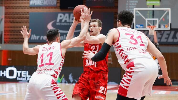 28.03.2021, Basketball, BBL 2020 2021, 25. Spieltag, s.Oliver Wuerzburg - Telekom Baskets Bonn, GER, Wuerzburg, s.Oliver Arena, Bild: v. li. Anthony DiLeo (Telekom Baskets Bonn)m Florian Koch (s.Oliver Wuerzburg) und Isaiah Philmore (Telekom Baskets Bonn) Copyright: HMBxMedia xHeikoxBecker