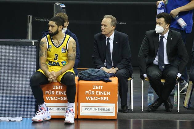DEU, GER, easyCredit BBL, ALBA vs. MBC, 28.03.2021, Mercedes-Benz-Arena, Berlin, DEU, GER, easyCredit BBL, ALBA vs. MBC, im Bild Peyton Siva (ALBA Berlin 3), Cheftrainer Aito Garcia Reneses (ALBA Berlin)