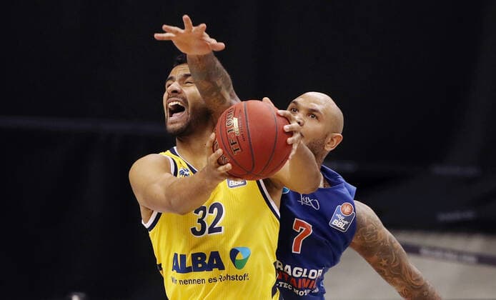 Johannes Thiemann, Sergio Kerusch Aktion Spielszene Zweikampf Basketball BBL Bundesliga Herren Saison 2020 2021 28.03.2021 ALBA Berlin vs. syntainics MBC