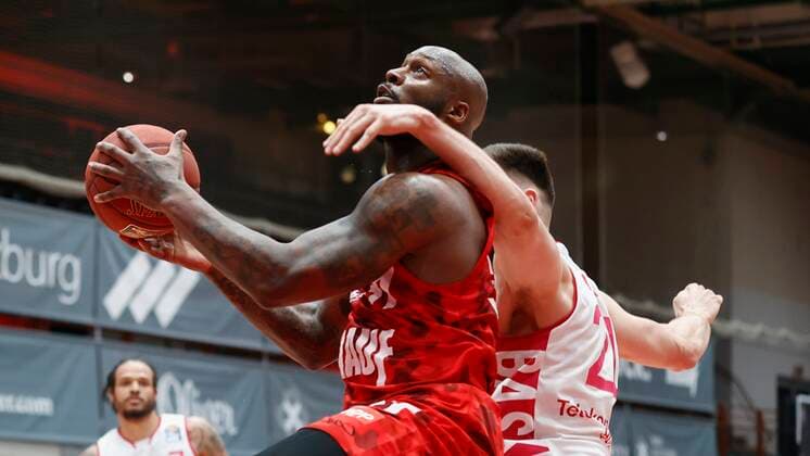 28.03.2021, Basketball, BBL 2020 2021, 25. Spieltag, s.Oliver Wuerzburg - Telekom Baskets Bonn, GER, Wuerzburg, s.Oliver Arena, Bild: v. li. Murphy Holloway (s.Oliver Wuerzburg) und Leon Kratzer (Telekom Baskets Bonn) Copyright: HMBxMedia xHeikoxBecker