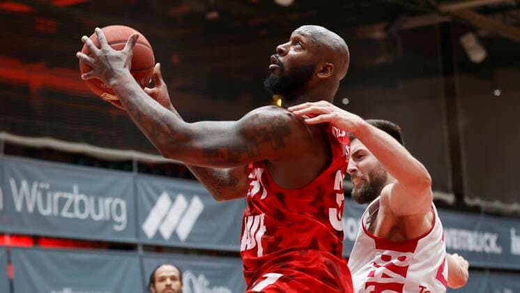 28.03.2021, Basketball, BBL 2020 2021, 25. Spieltag, s.Oliver Wuerzburg - Telekom Baskets Bonn, GER, Wuerzburg, s.Oliver Arena, Bild: v. li. Murphy Holloway (s.Oliver Wuerzburg) und Leon Kratzer (Telekom Baskets Bonn) Copyright: HMBxMedia xHeikoxBecker