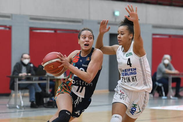 Basketball Damen 1. Bundesliga Viertelfinale 1. Spiel Herner TC - Eisvögel USC Freiburg am 28.03.2021 in der H2K Arena in Herne Daneesha Danielle Provo ( Freiburg ), links - Laura Zolper ( Herne ), rechts