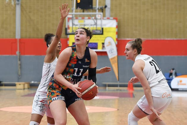 Basketball Damen 1. Bundesliga Viertelfinale 1. Spiel Herner TC - Eisvögel USC Freiburg am 28.03.2021 in der H2K Arena in Herne Laura Zolper ( Herne ), links - Maria Konstantinidou ( Freiburg ), mitte - Sarah Polleros ( Herne ), rechts