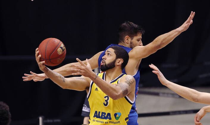 Peyton Siva, Roko Rogic Aktion Spielszene Zweikampf Basketball BBL Bundesliga Herren Saison 2020 2021 28.03.2021 ALBA Berlin vs. syntainics MBC