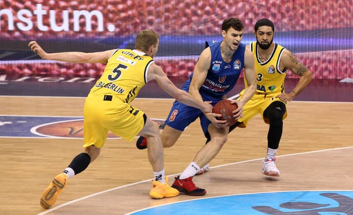 Niels Giffey, Marko Krstanovic, Peyton Siva Aktion Spielszene Zweikampf Basketball BBL Bundesliga Herren Saison 2020 2021 28.03.2021 ALBA Berlin vs. syntainics MBC