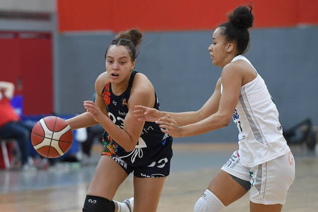 Basketball Damen 1. Bundesliga Viertelfinale 1. Spiel Herner TC - Eisvögel USC Freiburg am 28.03.2021 in der H2K Arena in Herne Daneesha Danielle Provo ( Freiburg ), links - Laura Zolper ( Herne ), rechts