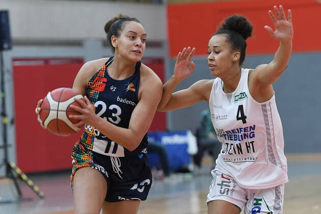 Basketball Damen 1. Bundesliga Viertelfinale 1. Spiel Herner TC - Eisvögel USC Freiburg am 28.03.2021 in der H2K Arena in Herne Daneesha Danielle Provo ( Freiburg ), links - Laura Zolper ( Herne ), rechts