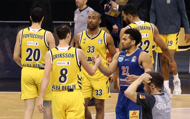 Simone Fontecchio, Marcus Eriksson, Jayson Granger, Quinton Hooker abklatschen nach Spielende Basketball BBL Bundesliga Herren Saison 2020 2021 28.03.2021 ALBA Berlin vs. syntainics MBC