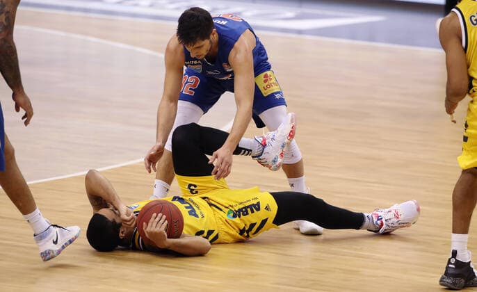 Peyton Siva ist ausgerutscht, Roko Rogic Basketball BBL Bundesliga Herren Saison 2020 2021 28.03.2021 ALBA Berlin vs. syntainics MBC