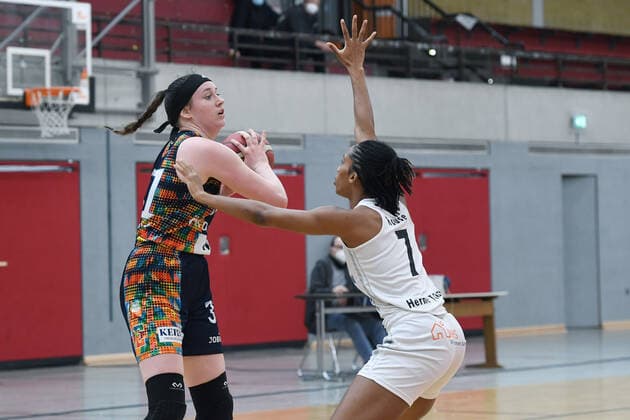 Basketball Damen 1. Bundesliga Viertelfinale 1. Spiel Herner TC - Eisvögel USC Freiburg am 28.03.2021 in der H2K Arena in Herne Cassidy Margaret Boensch ( Freiburg ), links - Dayna Rouse ( Herne ), rechts