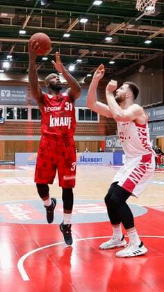 28.03.2021, Basketball, BBL 2020 2021, 25. Spieltag, s.Oliver Wuerzburg - Telekom Baskets Bonn, GER, Wuerzburg, s.Oliver Arena, Bild: v. li. Murphy Holloway (s.Oliver Wuerzburg) und Leon Kratzer (Telekom Baskets Bonn) Copyright: HMBxMedia xHeikoxBecker