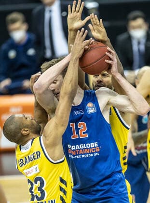 28.03.21, Berlin, Basketball, 1. Bundesliga, easyCredit BBL, Hauptrunde, 25.Spieltag, Mercedes Benz Arena: ALBA Berlin - Syntainics MBC. ALBAs Jayson Granger (l) und Johannes Thiemann (r) verteidigen Philipp Hartwich von Mitteldeutscher BC. ALBA Berlin - Syntainics MBC