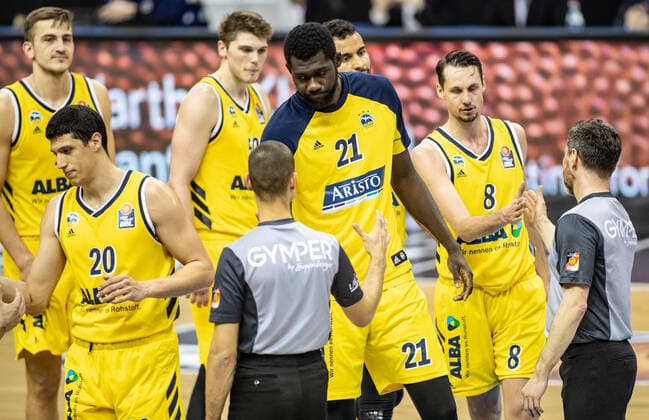 28.03.21, Berlin, Basketball, 1. Bundesliga, easyCredit BBL, Hauptrunde, 25.Spieltag, Mercedes Benz Arena: ALBA Berlin - Syntainics MBC. ALBAs Tim Schneider (l-r), Simone Fontecchio, Ben Lammers, Christ Koumadje und Marcus Eriksson bedanken sich nach dem Spiel bei den Schiedsrichtern. ALBA Berlin - Syntainics MBC
