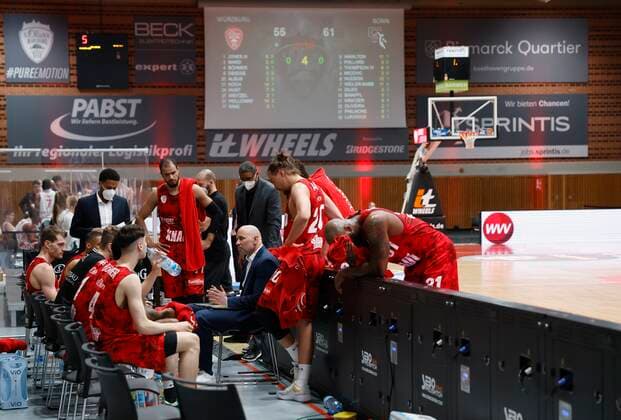 28.03.2021, Basketball, BBL 2020 2021, 25. Spieltag, s.Oliver Wuerzburg - Telekom Baskets Bonn, GER, Wuerzburg, s.Oliver Arena, Bild: v. li. Auszeit mit Headcoach Denis Wucherer (s.Oliver Wuerzburg) Copyright: HMBxMedia xHeikoxBecker