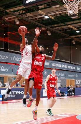 28.03.2021, Basketball, BBL 2020 2021, 25. Spieltag, s.Oliver Wuerzburg - Telekom Baskets Bonn, GER, Wuerzburg, s.Oliver Arena, Bild: v. li. Jalen Hudson (Telekom Baskets Bonn) und Perry Jones III (s.Oliver Wuerzburg) Copyright: HMBxMedia xHeikoxBecker
