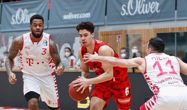 28.03.2021, Basketball, BBL 2020 2021, 25. Spieltag, s.Oliver Wuerzburg - Telekom Baskets Bonn, GER, Wuerzburg, s.Oliver Arena, Bild: v. li. James Thompson IV (Telekom Baskets Bonn), Joshua Obiesie (s.Oliver Wuerzburg) und Anthony DiLeo (Telekom Baskets Bonn) Copyright: HMBxMedia xHeikoxBecker