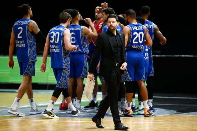 28.03.2021, xgox, Basketball, easyCredit BBL, Basketball Loewen Braunschweig - Skyliners Frankfurt emspor, v.l. Sebastian Gleim (Fraport Skyliners Frankfurt, Trainer) enttaeuscht, disappointed nach dem Spiel Braunschweig