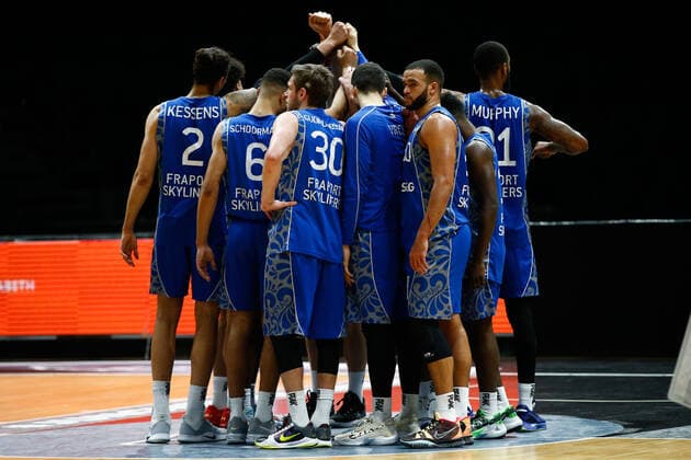 28.03.2021, xgox, Basketball, easyCredit BBL, Basketball Loewen Braunschweig - Skyliners Frankfurt emspor, v.l. die Mannschaft der Fraport Skyliners Frankfurt enttaeuscht, disappointed nach dem Spiel Braunschweig