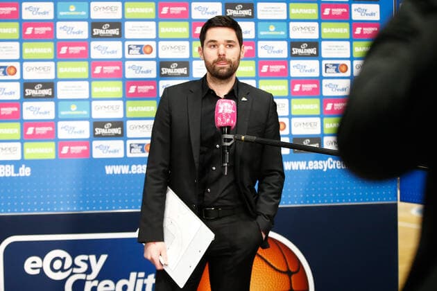 28.03.2021, xgox, Basketball, easyCredit BBL, Basketball Loewen Braunschweig - Skyliners Frankfurt emspor, v.l. Sebastian Gleim (Fraport Skyliners Frankfurt, Trainer) wird interviewt Braunschweig