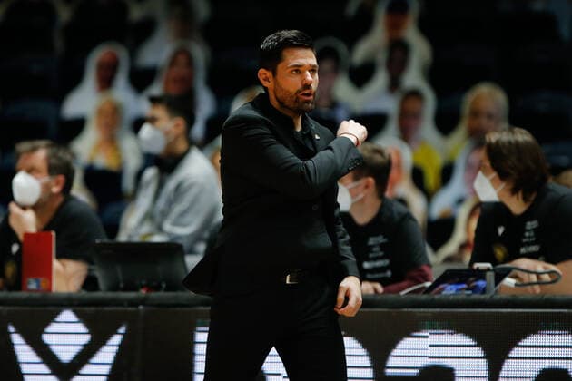 28.03.2021, xgox, Basketball, easyCredit BBL, Basketball Loewen Braunschweig - Skyliners Frankfurt emspor, v.l. Sebastian Gleim (Fraport Skyliners Frankfurt, Trainer) gestikuliert, gibt Anweisungen Braunschweig