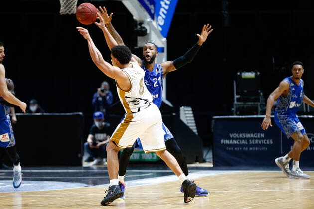 28.03.2021, xgox, Basketball, easyCredit BBL, Basketball Loewen Braunschweig - Skyliners Frankfurt emspor, v.l. Kamari Murphy (Fraport Skyliners Frankfurt, 21), James Robinson (Braunschweig, 8) Zweikampf Braunschweig