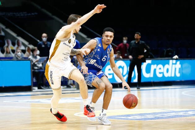 28.03.2021, xgox, Basketball, easyCredit BBL, Basketball Loewen Braunschweig - Skyliners Frankfurt emspor, v.l. Arnas Velicka (Braunschweig, 24), Len Adam Schoormann (Fraport Skyliners Frankfurt, 6) Zweikampf Braunschweig