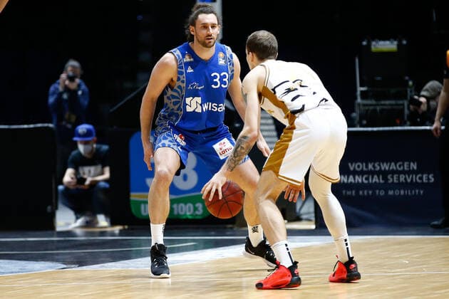28.03.2021, xgox, Basketball, easyCredit BBL, Basketball Loewen Braunschweig - Skyliners Frankfurt emspor, v.l. Marco Voeller (Fraport Skyliners Frankfurt, 33), Arnas Velicka (Braunschweig, 24) Zweikampf Braunschweig