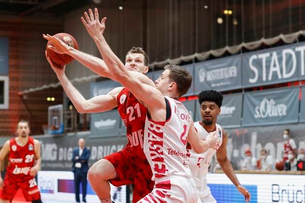 28.03.2021, Basketball, BBL 2020 2021, 25. Spieltag, s.Oliver Wuerzburg - Telekom Baskets Bonn, GER, Wuerzburg, s.Oliver Arena, Bild: v. li. Florian Koch (s.Oliver Wuerzburg) und Strahinja Micovic (Telekom Baskets Bonn) Copyright: HMBxMedia xHeikoxBecker