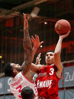 28.03.2021, Basketball, BBL 2020 2021, 25. Spieltag, s.Oliver Wuerzburg - Telekom Baskets Bonn, GER, Wuerzburg, s.Oliver Arena, Bild: v. li. James Thompson IV (Telekom Baskets Bonn) und Tyson Ward (s.Oliver Wuerzburg) Copyright: HMBxMedia xHeikoxBecker