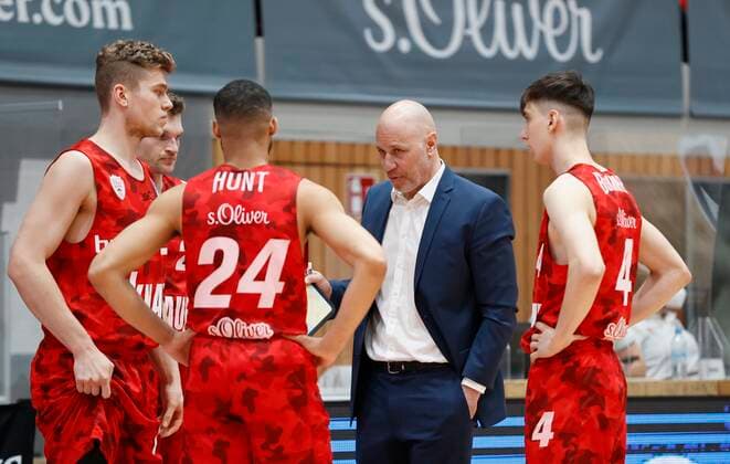 28.03.2021, Basketball, BBL 2020 2021, 25. Spieltag, s.Oliver Wuerzburg - Telekom Baskets Bonn, GER, Wuerzburg, s.Oliver Arena, Bild: v. li. Jonas Weitzel (s.Oliver Wuerzburg), Florian Koch (s.Oliver Wuerzburg), Cameron Hunt (s.Oliver Wuerzburg), Headcoach Denis Wucherer (s.Oliver Wuerzburg) und Julius Boehmer (s.Oliver Wuerzburg) Copyright: HMBxMedia xHeikoxBecker