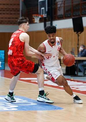 28.03.2021, Basketball, BBL 2020 2021, 25. Spieltag, s.Oliver Wuerzburg - Telekom Baskets Bonn, GER, Wuerzburg, s.Oliver Arena, Bild: v. li. Julius Boehmer (s.Oliver Wuerzburg) und Jalen Hudson (Telekom Baskets Bonn) Copyright: HMBxMedia xHeikoxBecker