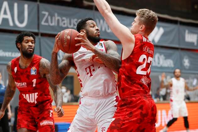 28.03.2021, Basketball, BBL 2020 2021, 25. Spieltag, s.Oliver Wuerzburg - Telekom Baskets Bonn, GER, Wuerzburg, s.Oliver Arena, Bild: v. li. Perry Jones III (s.Oliver Wuerzburg), James Thompson IV (Telekom Baskets Bonn) und Jonas Weitzel (s.Oliver Wuerzburg) Copyright: HMBxMedia xHeikoxBecker
