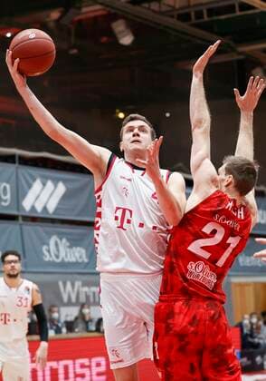 28.03.2021, Basketball, BBL 2020 2021, 25. Spieltag, s.Oliver Wuerzburg - Telekom Baskets Bonn, GER, Wuerzburg, s.Oliver Arena, Bild: v. li. Strahinja Micovic (Telekom Baskets Bonn) und Florian Koch (s.Oliver Wuerzburg) Copyright: HMBxMedia xHeikoxBecker