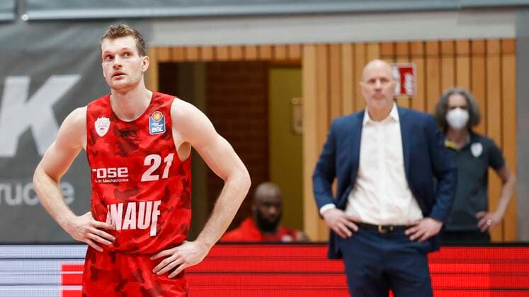 28.03.2021, Basketball, BBL 2020 2021, 25. Spieltag, s.Oliver Wuerzburg - Telekom Baskets Bonn, GER, Wuerzburg, s.Oliver Arena, Bild: v. li. Enttaeuschung bei Florian Koch (s.Oliver Wuerzburg) li. und Headcoach Denis Wucherer (s.Oliver Wuerzburg) Copyright: HMBxMedia xHeikoxBecker