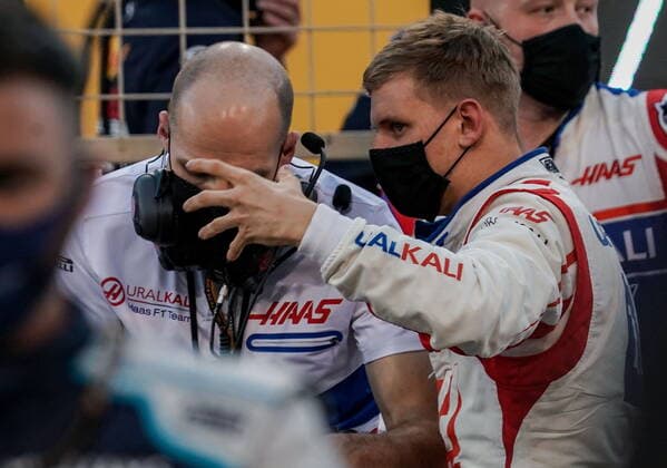 Formula 1 Gulf Air Bahrain Grand Prix 2021 28.03.2021, Bahrain International Circuit, Sakhir, Formula 1 Gulf Air Bahrain Grand Prix 2021 ,im Bild Mick Schumacher (DEU 47), Haas F1 Team mit Renningeneur Simone Resta