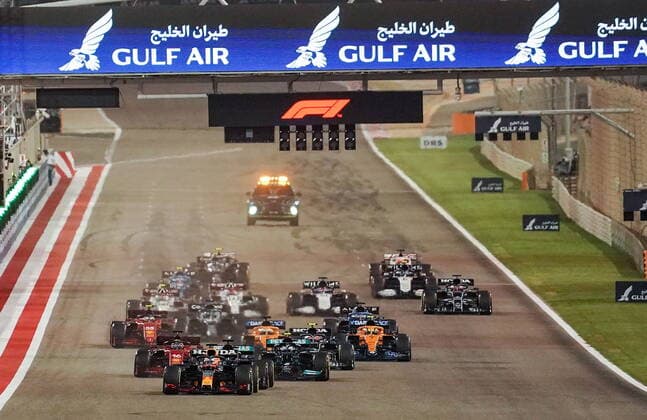 Formula 1 Gulf Air Bahrain Grand Prix 2021 28.03.2021, Bahrain International Circuit, Sakhir, Formula 1 Gulf Air Bahrain Grand Prix 2021 ,im Bild Rennstart Max Verstappen (NEL 33), Red Bull Racing Honda vor, Lewis Hamilton (GBR 44), Mercedes-AMG Petronas Formula One Team, Valtteri Bottas (FIN 77), Mercedes-AMG Petronas Formula One Team, Charles Leclerc (MCO 16), Scuderia Ferrari Mission Winnow, Pierre Gasly (FRA 10), Scuderia AlphaTauri Honda, Lando Norris (GBR 4), McLaren F1 Team, Daniel Ricciardo (AUS 3), McLaren F1 Team