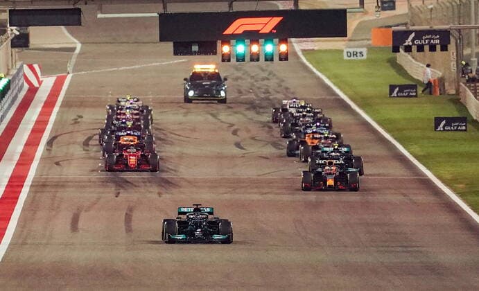 Formula 1 Gulf Air Bahrain Grand Prix 2021 28.03.2021, Bahrain International Circuit, Sakhir, Formula 1 Gulf Air Bahrain Grand Prix 2021 ,im Bild weitere Einführungsrunde Lewis Hamilton (GBR 44), Mercedes-AMG Petronas Formula One Team vor Max Verstappen (NEL 33), Red Bull Racing Honda