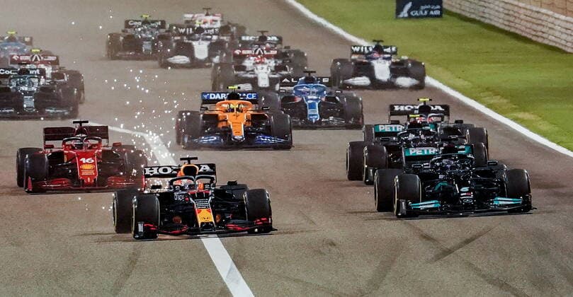 Formula 1 Gulf Air Bahrain Grand Prix 2021 28.03.2021, Bahrain International Circuit, Sakhir, Formula 1 Gulf Air Bahrain Grand Prix 2021 ,im Bild Rennstart Max Verstappen (NEL 33), Red Bull Racing Honda vor, Lewis Hamilton (GBR 44), Mercedes-AMG Petronas Formula One Team, Valtteri Bottas (FIN 77), Mercedes-AMG Petronas Formula One Team, Charles Leclerc (MCO 16), Scuderia Ferrari Mission Winnow, Pierre Gasly (FRA 10), Scuderia AlphaTauri Honda, Lando Norris (GBR 4), McLaren F1 Team, Daniel Ricciardo (AUS 3), McLaren F1 Team