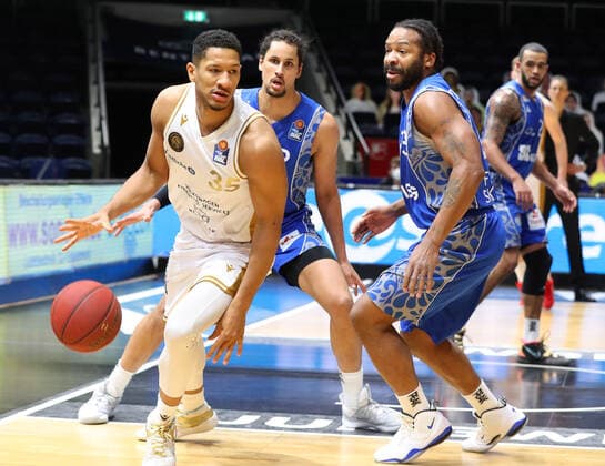 Sport Bilder des Tages Löwen Braunschweig vs. Frankfurt, BBL Braunschweig, 28.03.2021, BASKETBALL - easyCredit BBL Basketball Bundesliga, Löwen Braunschweig vs. Fraport Skyliners Frankfurt, Saison 2020 21. Karim Jallow (Löwen Braunschweig), Quantez Robertson (Skyliners Frankfurt) Braunschweig