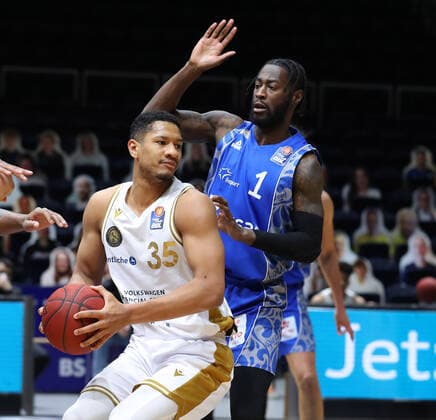 Löwen Braunschweig vs. Frankfurt, BBL Braunschweig, 28.03.2021, BASKETBALL - easyCredit BBL Basketball Bundesliga, Löwen Braunschweig vs. Fraport Skyliners Frankfurt, Saison 2020 21. Karim Jallow (Löwen Braunschweig), Matt Mobley (Skyliners Frankfurt) Braunschweig