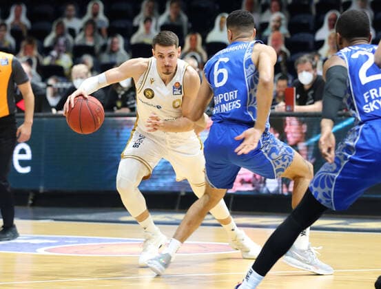 Löwen Braunschweig vs. Frankfurt, BBL Braunschweig, 28.03.2021, BASKETBALL - easyCredit BBL Basketball Bundesliga, Löwen Braunschweig vs. Fraport Skyliners Frankfurt, Saison 2020 21. Lukas Wank (Löwen Braunschweig), Len Adam Schoormann (Skyliners Frankfurt) Braunschweig